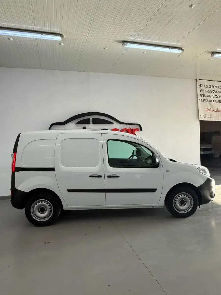 Usado Renault Kangoo 75 CV (55 kW) 2021 Blanco Monovolumen