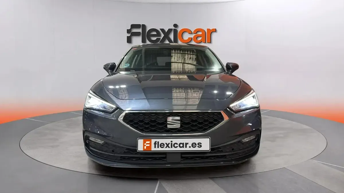 Usado Seat Leon Style 131 CV (96 kW) 2021 Gris Berlina