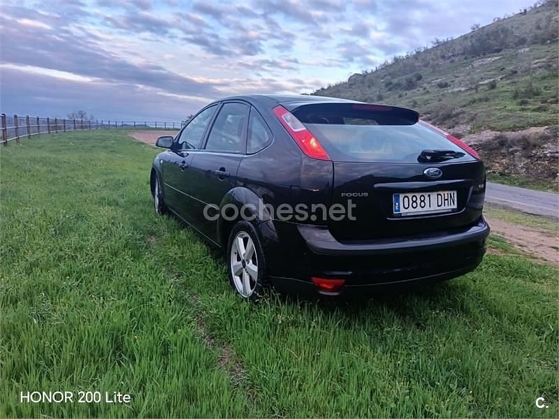 Usado Ford Focus Trend 109 CV (80 kW) 2005 Negro Berlina