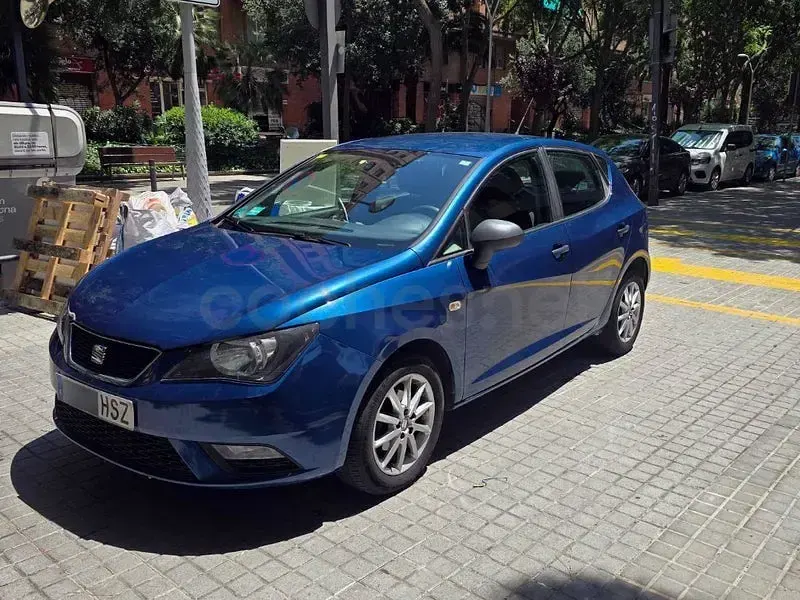 Usado Seat Ibiza Reference 85 CV (62 kW) 2013 Azul Berlina