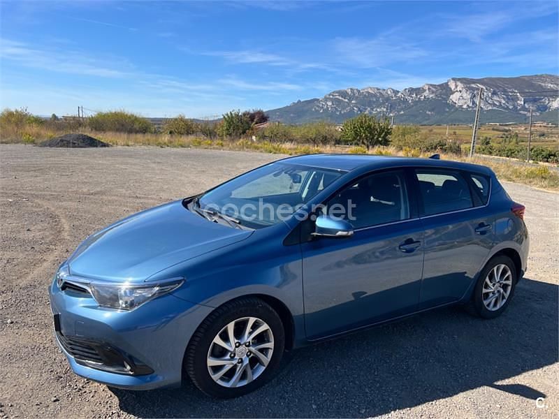 Usado Toyota Auris Active 90 CV (66 kW) 2016 Azul Berlina
