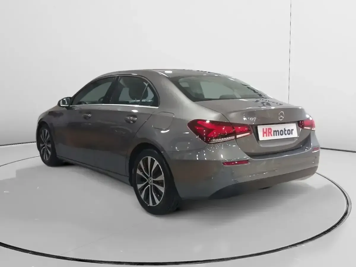 Usado Mercedes A180 116 CV (85 kW) 2022 Gris Berlina