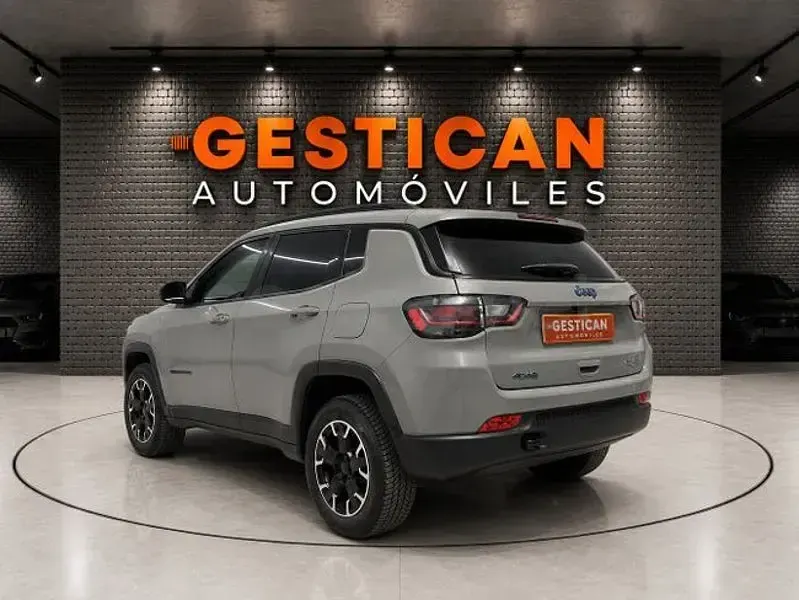 Usado Jeep Compass Trailhawk 240 CV (176 kW) 2024 Gris / plata SUV