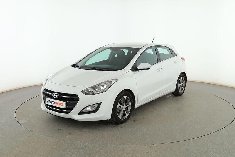 Usado Hyundai i30 100 CV (73 kW) 2015 Blanco Berlina