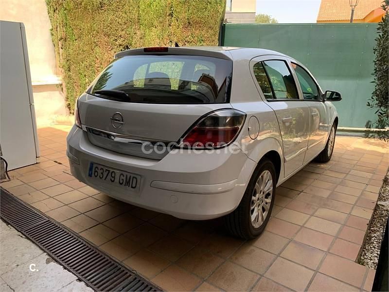 Usado Opel Astra Edition 110 CV (80 kW) 2009 Blanco Berlina