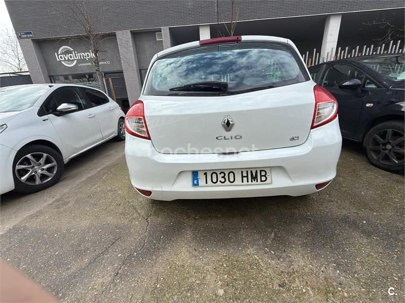 Usado Renault Clio IV 75 CV (55 kW) 2012 Blanco Berlina