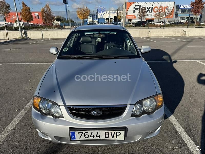 Gris / plata Usado 2002 Kia Shuma Utilitario | 2290 € - Imagen 1/4