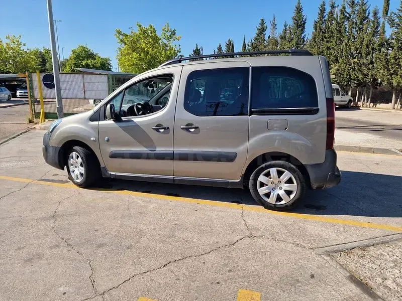 Usado Peugeot Partner Tepee Outdoor 120 CV (88 kW) 2016 Beige Monovolumen
