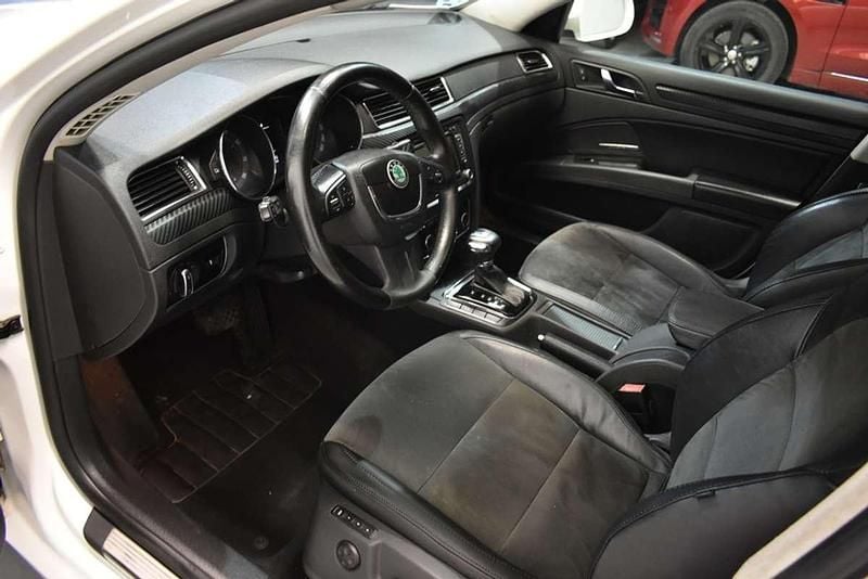 Usado Skoda Superb Elegance 160 CV (117 kW) 2011 Blanco Berlina