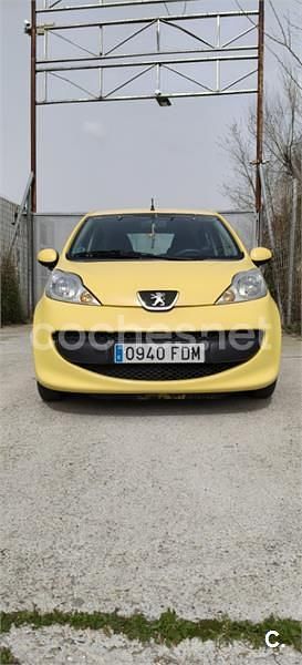Usado Peugeot 107 68 CV (50 kW) 2006 Amarillo Utilitario