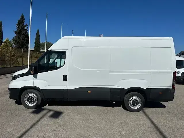 Begagnad Iveco Daily 156 HK (114 kW) 2022 Vit Sedan