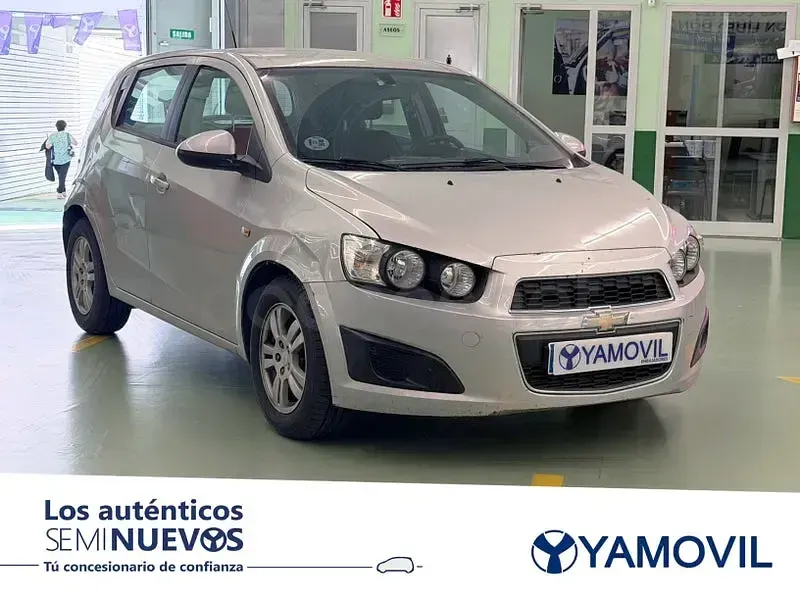 Usado Chevrolet Aveo LT 75 CV (55 kW) 2013 Gris / plata Berlina