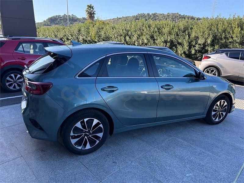 Usado Kia Ceed 100 CV (73 kW) 2025 Gris / plata Utilitario