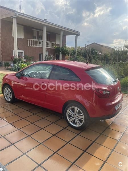 Usado Seat Ibiza SC 90 CV (66 kW) 2010 Rojo Utilitario