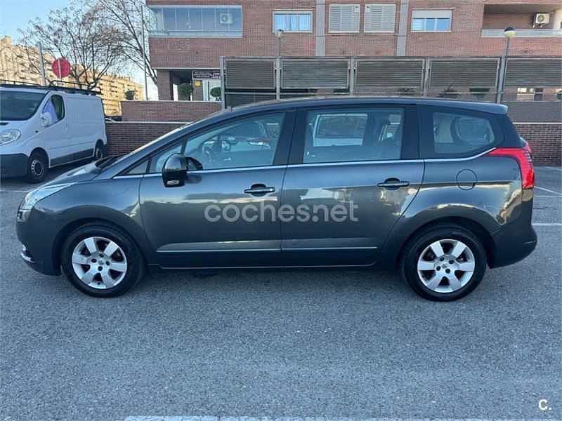 Usado Peugeot 5008 112 CV (82 kW) 2012 Gris / plata Monovolumen
