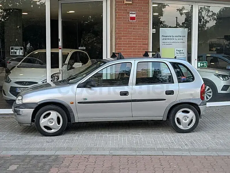 Usado Opel Corsa 65 CV (47 kW) 1999 Gris / plata Berlina