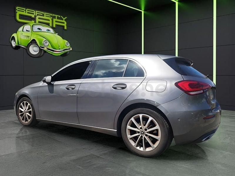 Usado Mercedes A180 116 HP (85 kW) 2018 Cinzento Sedan
