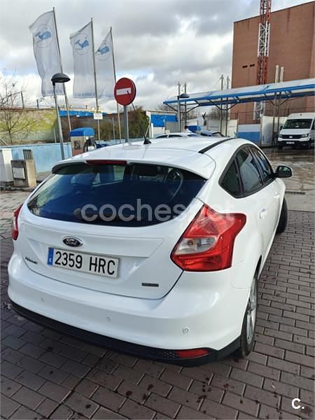 Usado Ford Focus Trend 125 CV (91 kW) 2013 Blanco Berlina