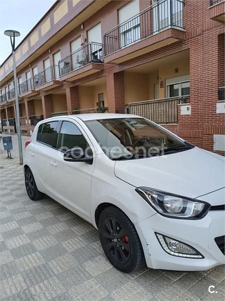 Usado Hyundai i20 75 CV (55 kW) 2014 Blanco Berlina