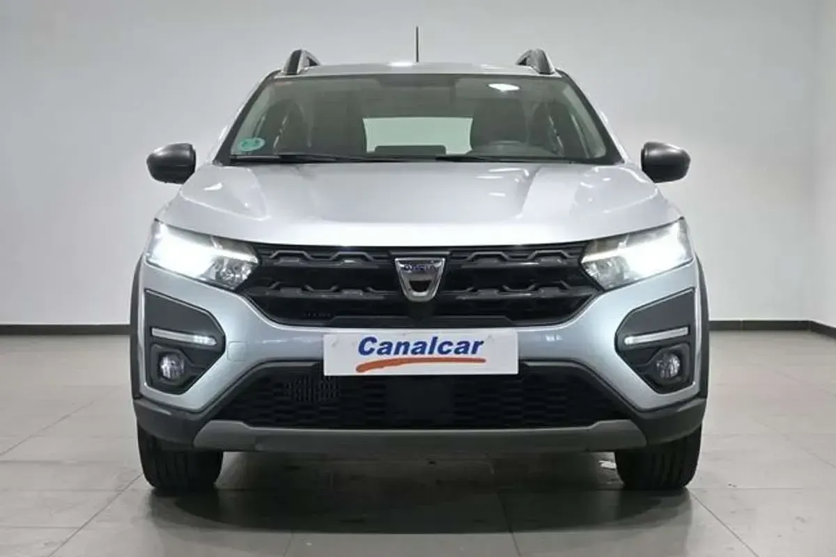 Usado Dacia Sandero Comfort 90 CV (66 kW) 2021 Gris Utilitario