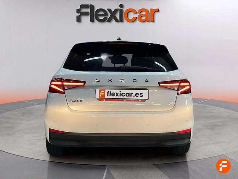 Usado Skoda Fabia Selection 95 CV (69 kW) 2024 Blanco Utilitario