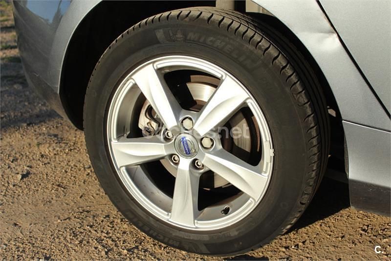 Usado Volvo V40 Kinetic 120 CV (88 kW) 2015 Gris / plata Berlina