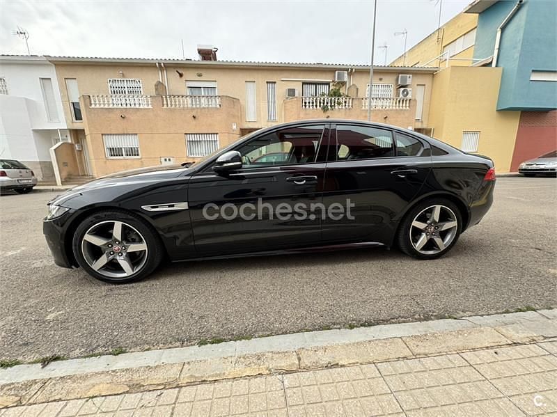Usado Jaguar XE R-Sport 180 CV (132 kW) 2017 Negro Berlina