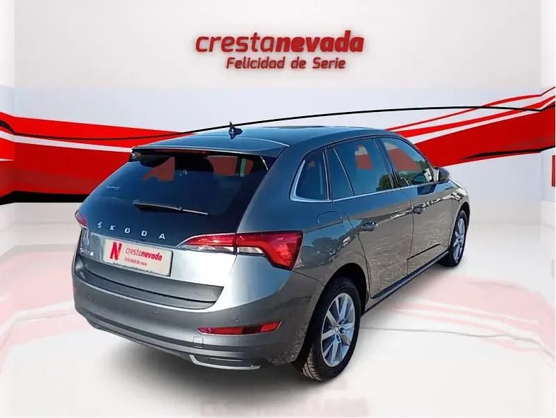Usado Skoda Scala Ambition 95 CV (69 kW) 2022 Gris / plata Utilitario