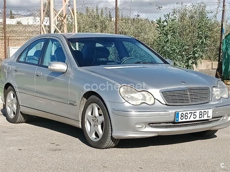 Usado Mercedes C220 Avantgarde 143 HP (105 kW) 2001 Cinzento Sedan