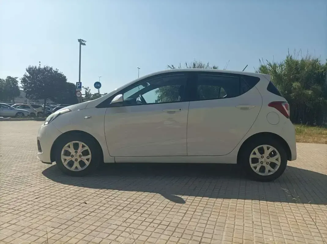 Usado Hyundai i10 67 CV (49 kW) 2015 Blanco Utilitario