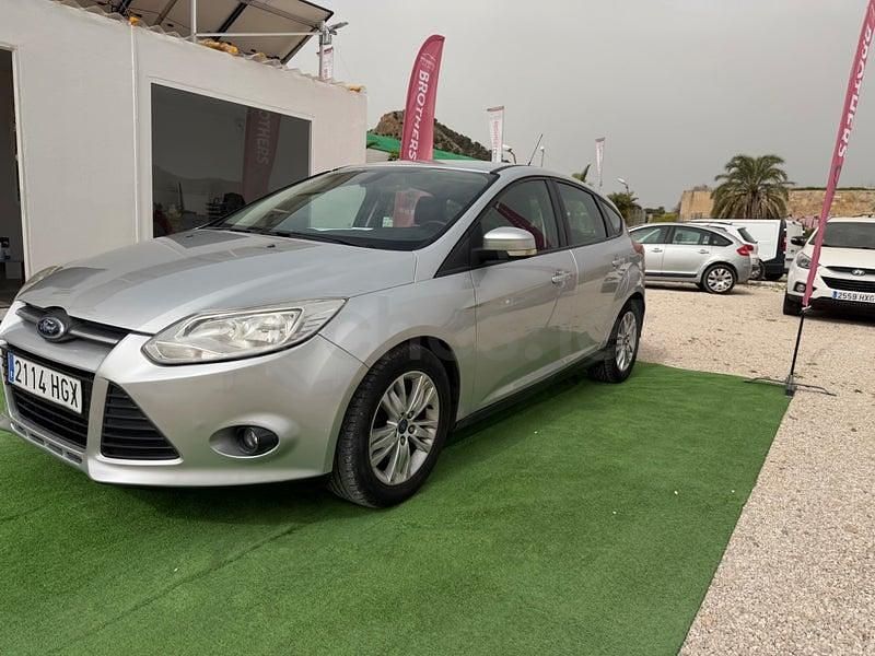 Usado Ford Focus Trend 95 CV (69 kW) 2011 Gris / plata Berlina