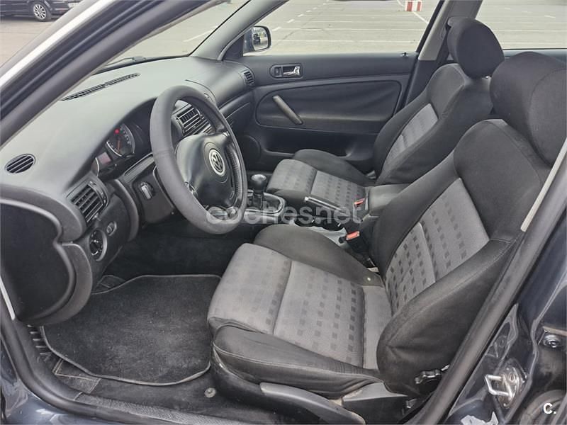 Usado VW Passat Highline 130 CV (95 kW) 2001 Gris / plata Berlina