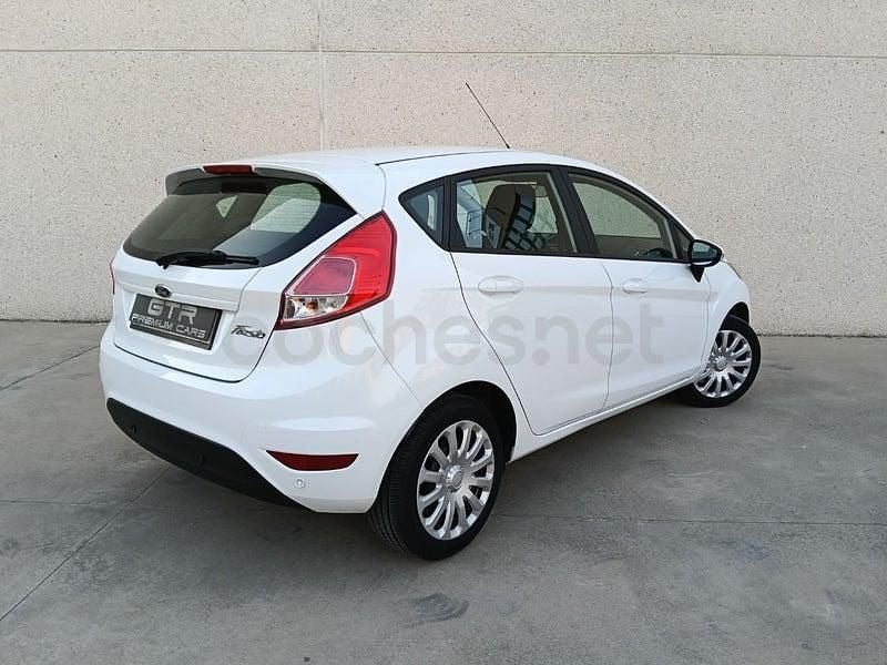 Usado Ford Fiesta Trend 105 CV (77 kW) 2013 Blanco Utilitario
