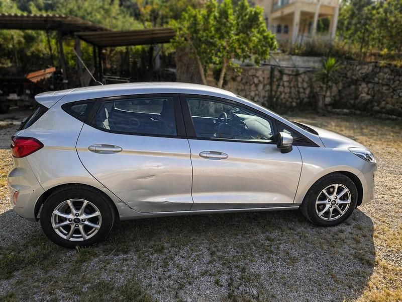 Usado Ford Fiesta Trend 85 CV (62 kW) 2018 Gris Utilitario