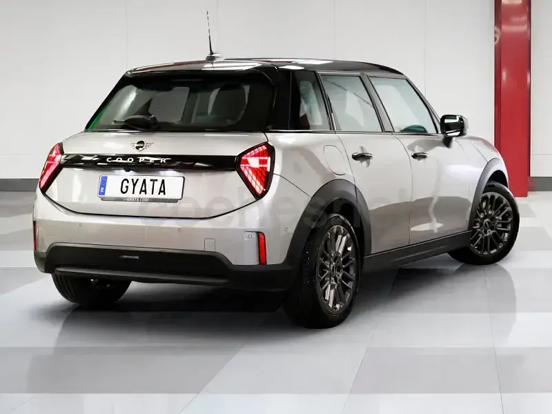 Usado Mini Cooper 114 kW (156 CV) 2025 Gris / plata Utilitario