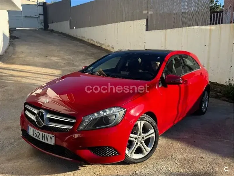 Usado Mercedes A180 Urban 109 CV (80 kW) 2014 Rojo Utilitario