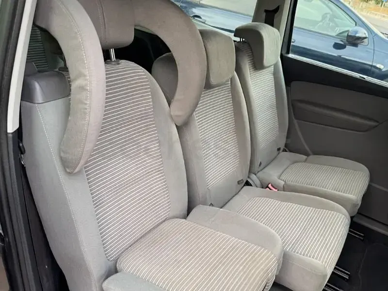 Usado Seat Alhambra Reference 140 CV (102 kW) 2011 Gris / plata Monovolumen