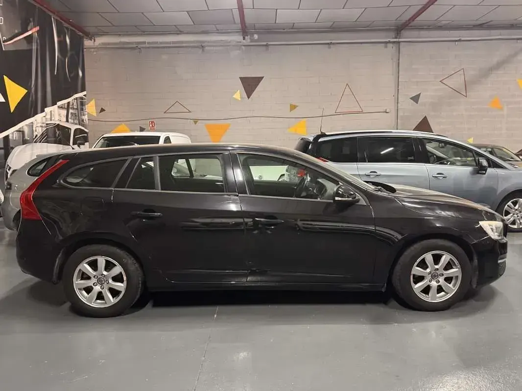 Usado Volvo V60 Kinetic 114 CV (83 kW) 2015 Plateado Familiar