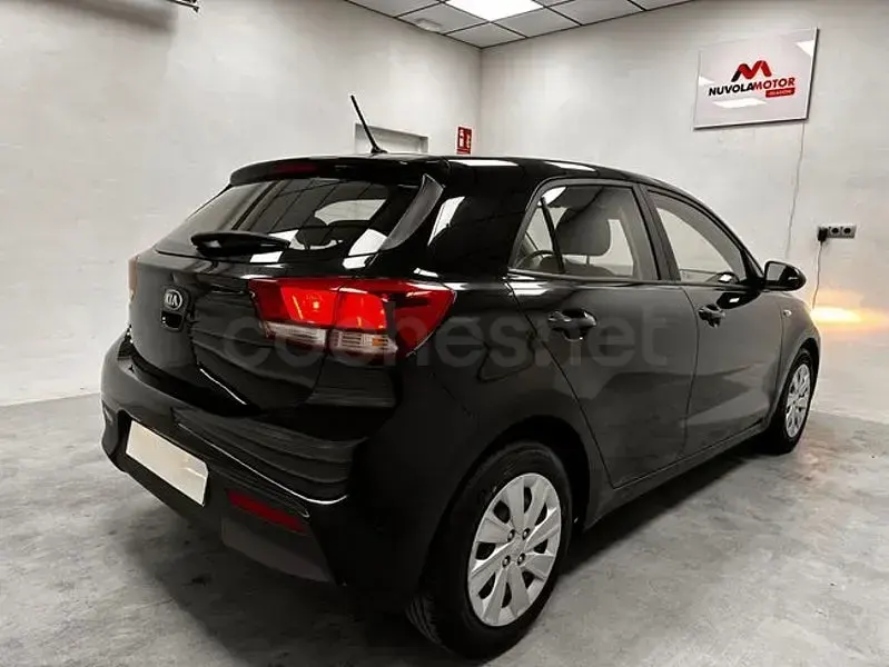 Usado Kia Rio 84 CV (61 kW) 2017 Negro Berlina