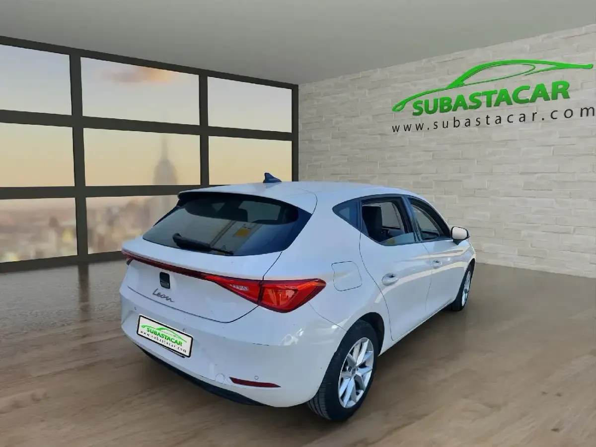 Usado Seat Leon Style 130 CV (95 kW) 2022 Blanco