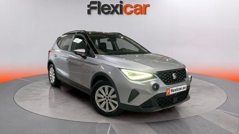Usado Seat Arona Style 110 CV (80 kW) 2023 Gris SUV