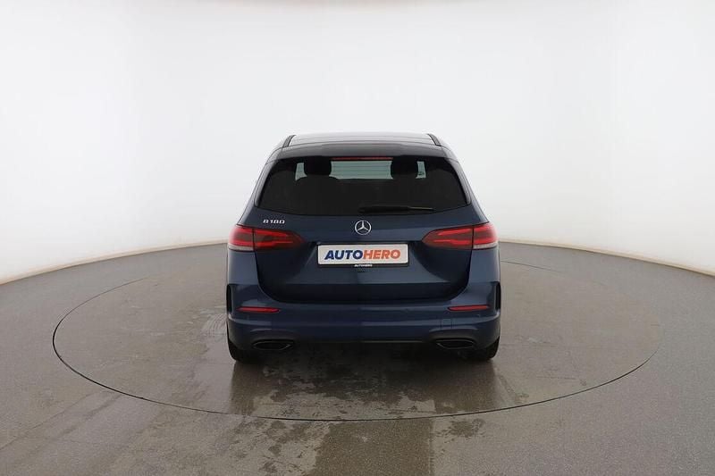 Usado Mercedes B180 AMG line 136 CV (100 kW) 2021 Azul Monovolumen