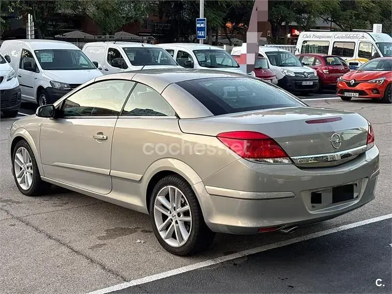 Usado Opel Astra Cabriolet Cosmo 140 CV (102 kW) 2007 Gris / plata Descapotable
