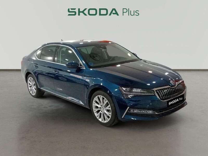 Usado Skoda Superb LAURIN & KLEMENT 296 CV (217 kW) 2022 Color azul Berlina