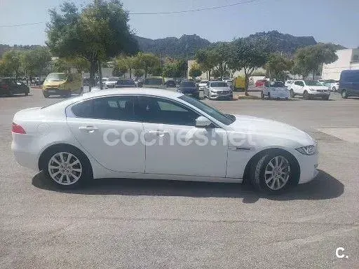 Usado Jaguar XE Pure 180 CV (132 kW) 2015 Blanco Berlina