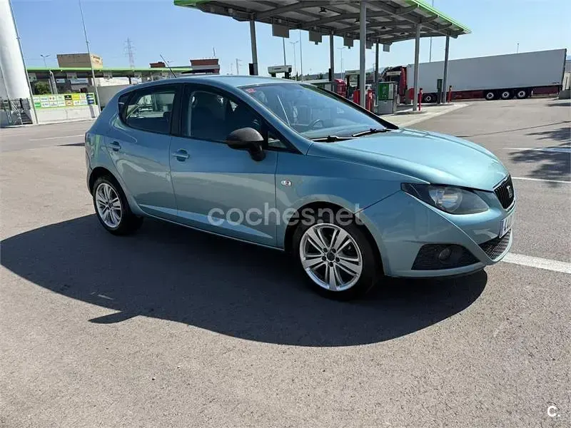 Usado Seat Ibiza 85 CV (62 kW) 2010 Verde Berlina