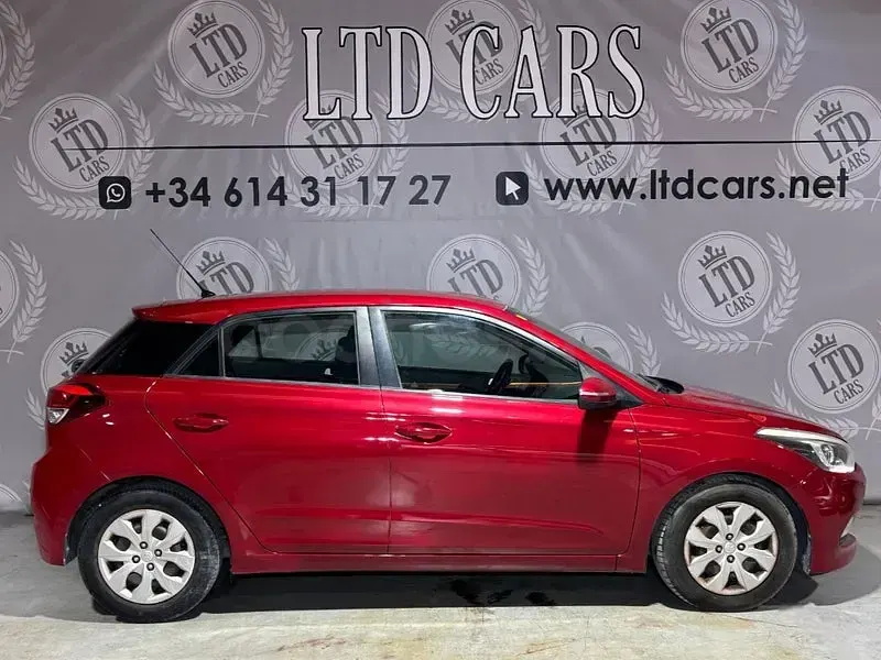 Usado Hyundai i20 75 CV (55 kW) 2015 Rojo Berlina