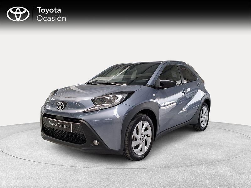 Gris / plata Usado 2024 Toyota Aygo Play Utilitario | 15.900 € (Un poco caro) - Imagen 1/4