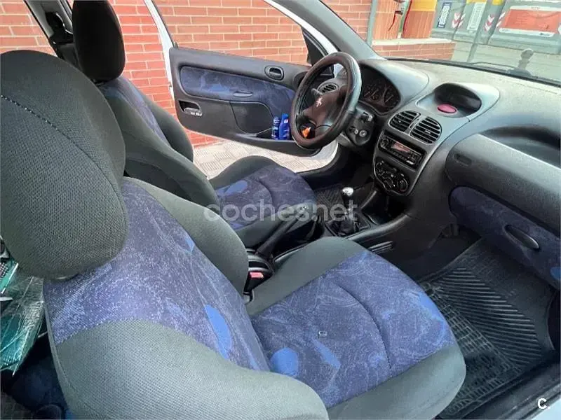 Usado Peugeot 206 90 CV (66 kW) 1999 Blanco Utilitario
