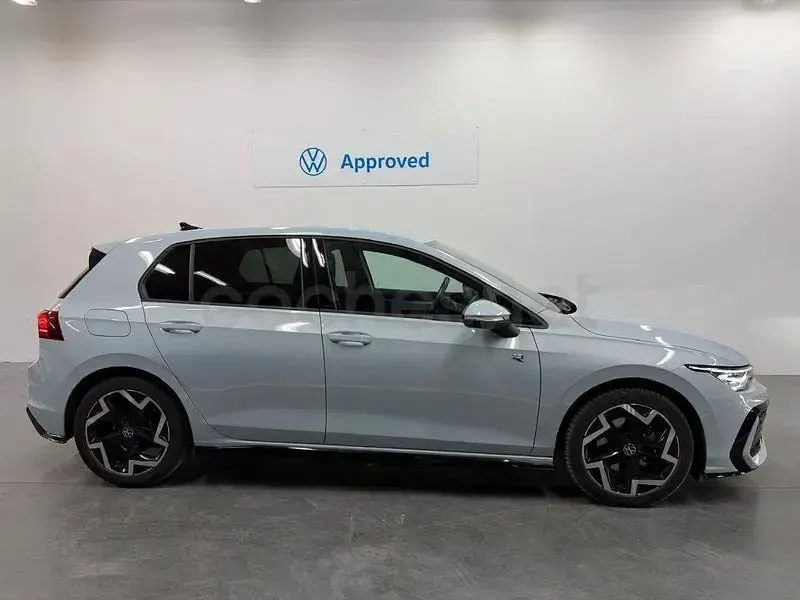 Usado VW Golf VIII R-line 150 CV (110 kW) 2025 Azul Berlina